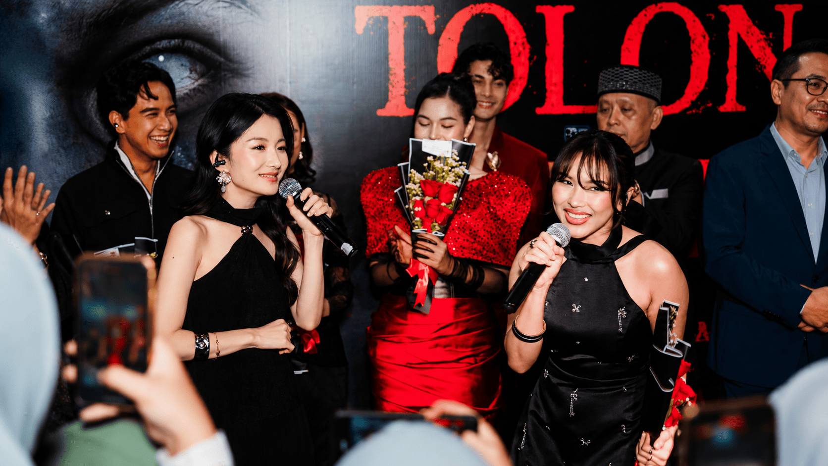 Spine-Chilling! Shakira Jasmine and Yun Jian Deliver Stunning Performance of Soundtrack 'Semua Tentang Kita' at the Gala Premiere of 'Tolong Saya! Dowajuseyo'
